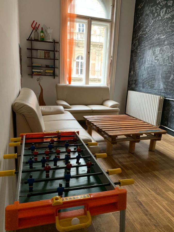 Black Dog Hostel Budapest Esterno foto