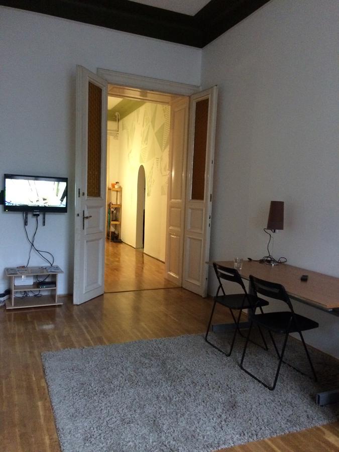 Black Dog Hostel Budapest Esterno foto